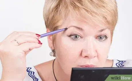 Immagine titolata Apply Eye Makeup (for Women Over 50) Step 17