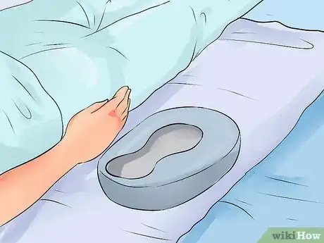 Immagine titolata Position a Bedpan Step 11