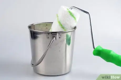 Immagine titolata Clean a Roller Brush Step 3