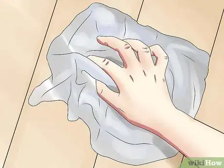 Immagine titolata Remove Paint from Wooden Objects and Refinish Them Step 18