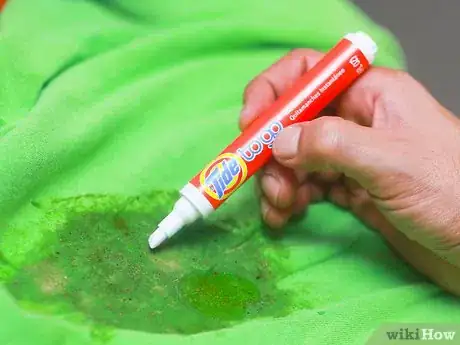 Immagine titolata Remove Vomit Stains from Clothing Step 7