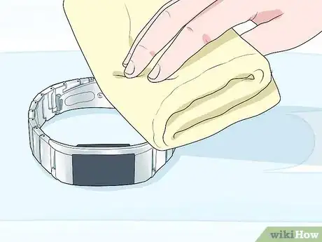 Immagine titolata Clean a Fitbit Band Step 10