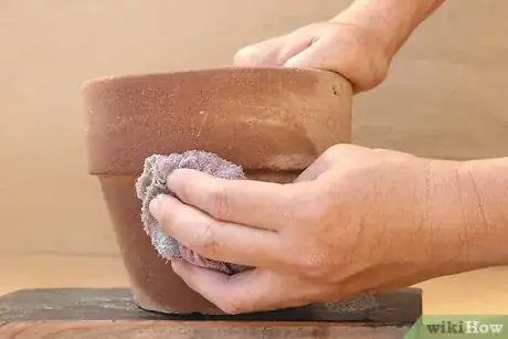 Immagine titolata Paint New Terracotta Pots Step 3