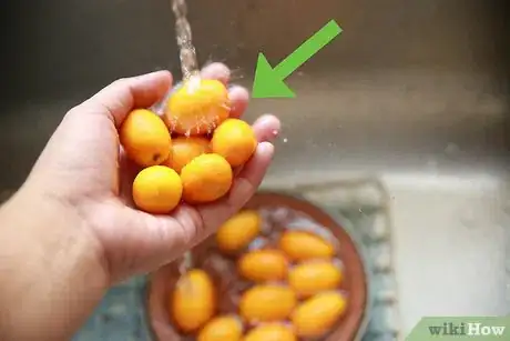 Immagine titolata Eat a Kumquat Step 2