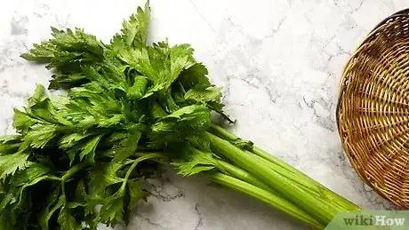 Immagine titolata Eat Celery Step 1