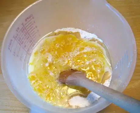 Immagine titolata Add the yolk mixture.