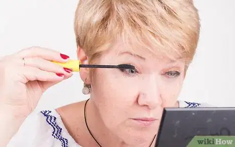 Immagine titolata Apply Eye Makeup (for Women Over 50) Step 15