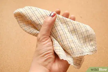 Immagine titolata Fold a Handkerchief Step 14