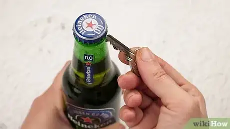 Immagine titolata Open a Beer Bottle with a Key Step 6