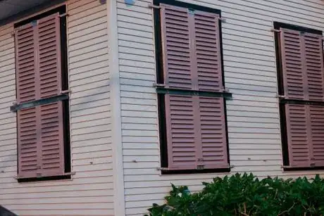 Immagine titolata Shutters_Locked_in_Preparation_for_Gustav_New_Orleans