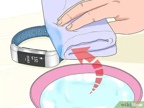 Immagine titolata Clean a Fitbit Band Step 18