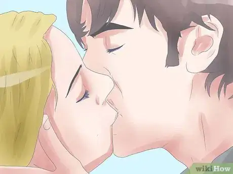 Immagine titolata Bite Someone's Lip Step 3