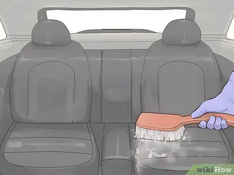 Immagine titolata Shampoo Car Interior Step 12