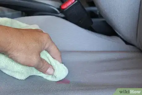 Immagine titolata Clean Car Upholstery Step 7