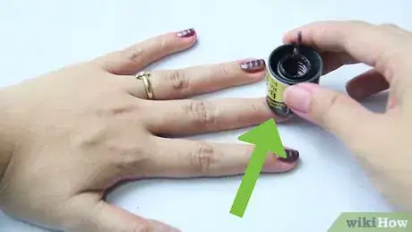 Immagine titolata Apply Magnetic Nail Polish Step 7