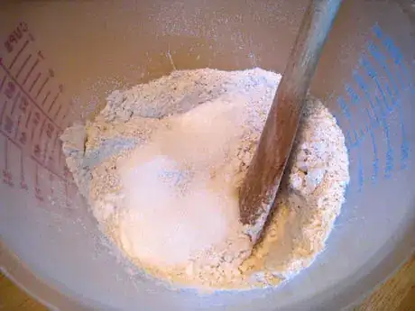 Immagine titolata Mix the dry ingredients.