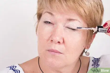 Immagine titolata Apply Eye Makeup (for Women Over 50) Step 11