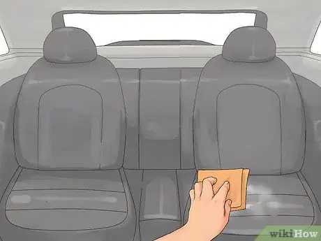Immagine titolata Shampoo Car Interior Step 13