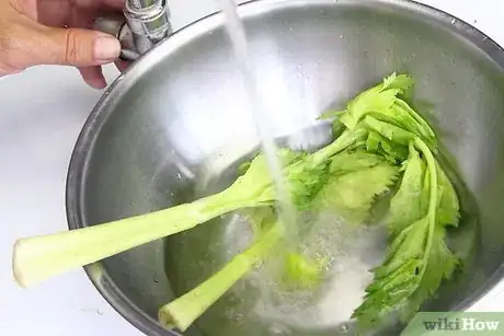 Immagine titolata Cut Celery Step 2