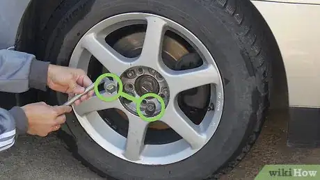 Immagine titolata Loosen Lug Nuts Step 4