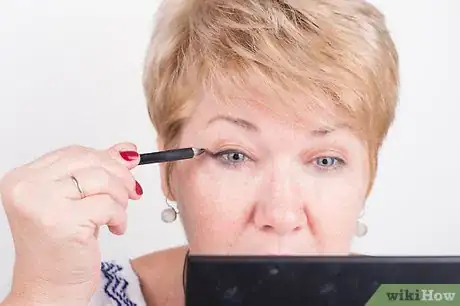 Immagine titolata Apply Eye Makeup (for Women Over 50) Step 13