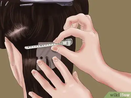 Immagine titolata Apply Hair Extensions Step 3