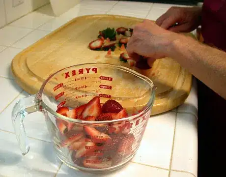Immagine titolata Slice some strawberries