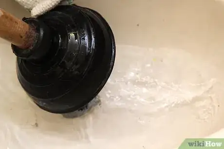 Immagine titolata Use a Plunger Step 15