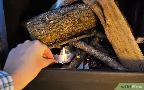 Immagine titolata Light a Fire in a Fireplace Step 7
