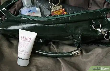 Immagine titolata A mini bottle of lotion Step 5