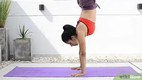 Immagine titolata Hold a Handstand Step 9