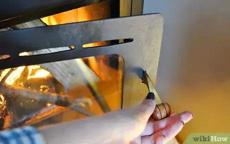 Immagine titolata Light a Fire in a Fireplace Step 8