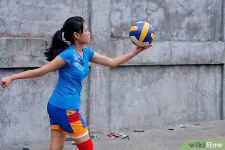 Immagine titolata Perform an Underhand Volleyball Serve Step 4