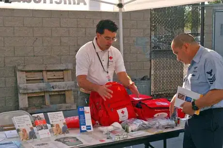 Immagine titolata US_Navy_061027_N_8909B_019_Cruz_Ponce,_the_development_and_communications_coordinator_for_American_Red_Cross,_shows_Aviation_Structural_Mechanic_1st_Class_Jose_Campa_some_first_aid_equipment_used_for_disaster_relief