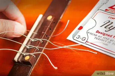 Immagine titolata Change Classical Guitar Strings Step 4