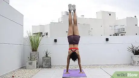 Immagine titolata Hold a Handstand Step 7