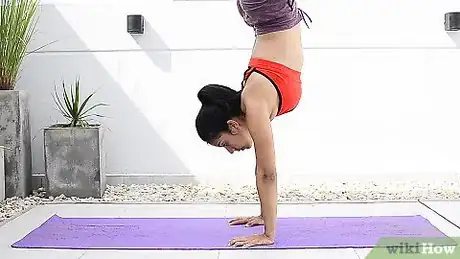 Immagine titolata Hold a Handstand Step 3