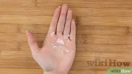 Immagine titolata Apply Fake Nails Without Glue Step 1