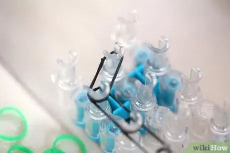 Immagine titolata Make a Rainbow Loom Bracelet Step 13Bullet3