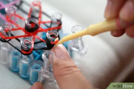 Immagine titolata Make a Rainbow Loom Bracelet Step 17Bullet1