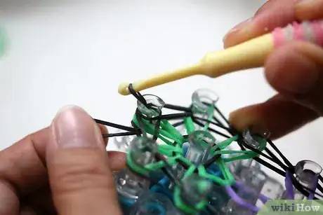 Immagine titolata Make a Rainbow Loom Bracelet Step 20Bullet1