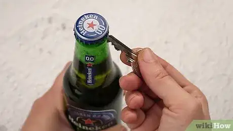 Immagine titolata Open a Beer Bottle with a Key Step 2