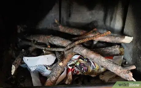 Immagine titolata Light a Fire in a Fireplace Step 5