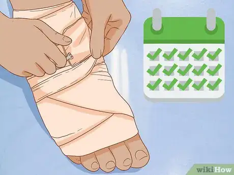 Immagine titolata Apply Different Types of Bandages Step 11