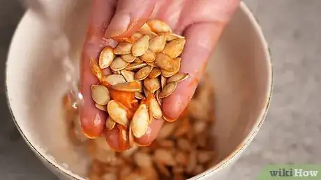 Immagine titolata Shell Pumpkin Seeds Step 2