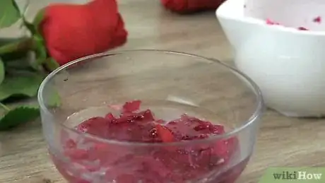 Immagine titolata Make Rose Petal Perfume Step 13