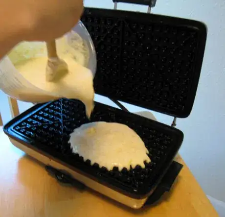 Immagine titolata Pour in the batter.