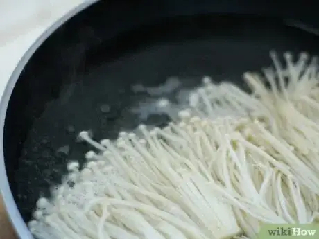 Immagine titolata Cook Enoki Mushrooms Step 7