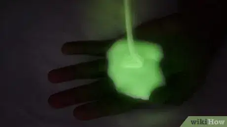 Immagine titolata Make Glow in the Dark Slime Step 7