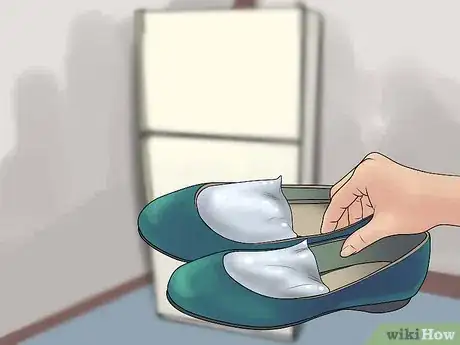 Immagine titolata Stretch Tight Ballet Flats Step 3